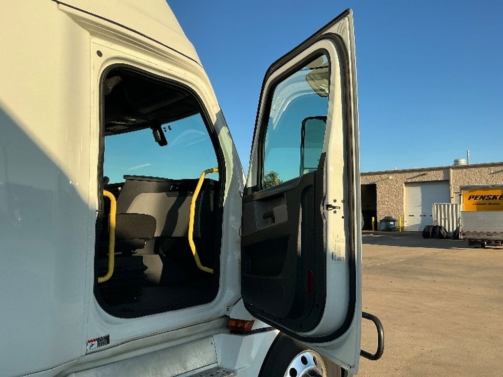 Sleeper Tractor-Heavy Duty Tractors-Freightliner-2020-T12664ST-Olive Branch-MS-628,000\n\t\tmiles-$ 54,000 - Image 13