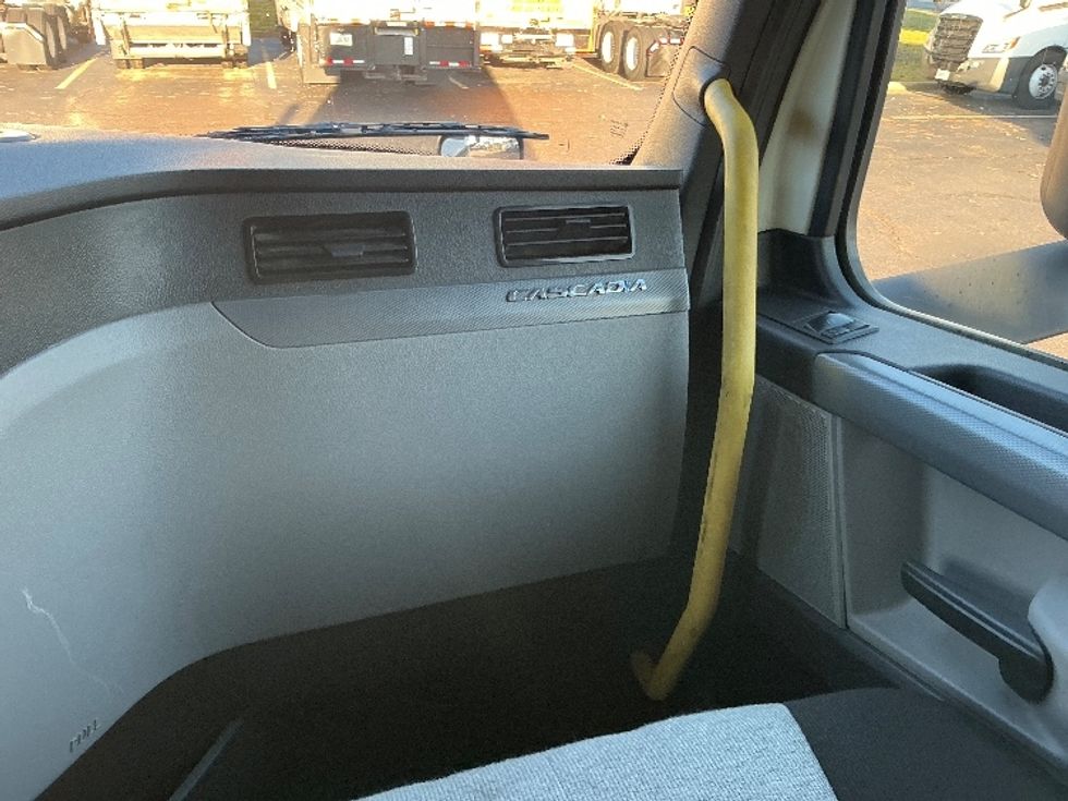 Sleeper Tractor-Heavy Duty Tractors-Freightliner-2020-T12664ST-Olive Branch-MS-628,000\n\t\tmiles-$ 54,000 - Image 14