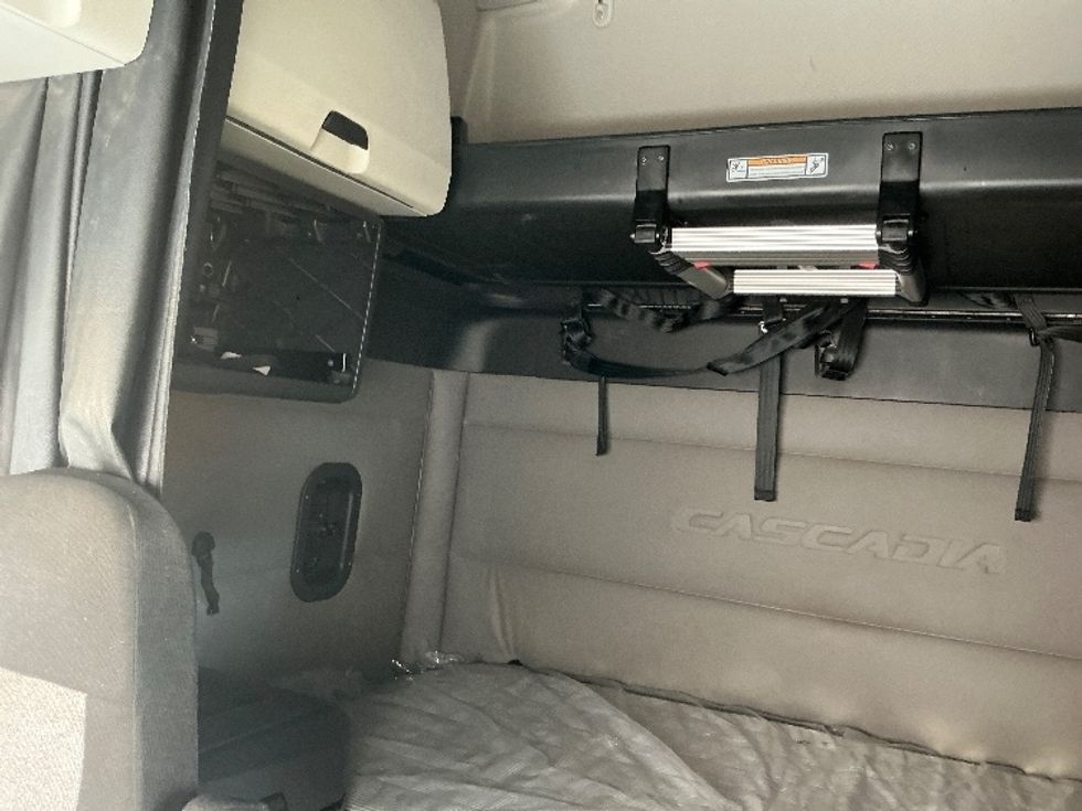 Sleeper Tractor-Heavy Duty Tractors-Freightliner-2020-T12664ST-Olive Branch-MS-628,000\n\t\tmiles-$ 54,000 - Image 17