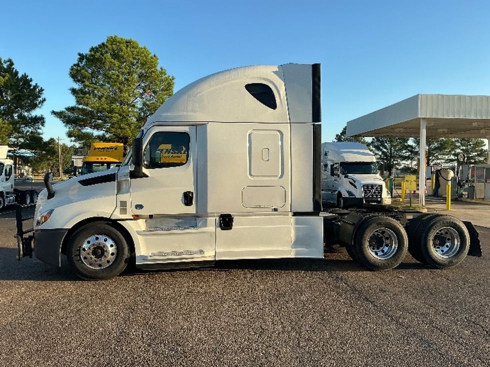 Sleeper Tractor-Heavy Duty Tractors-Freightliner-2020-T12664ST-Olive Branch-MS-628,000\n\t\tmiles-$ 54,000 - Image 4