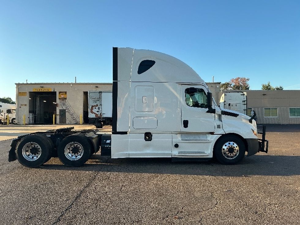 Sleeper Tractor-Heavy Duty Tractors-Freightliner-2020-T12664ST-Olive Branch-MS-628,000\n\t\tmiles-$ 54,000 - Image 8