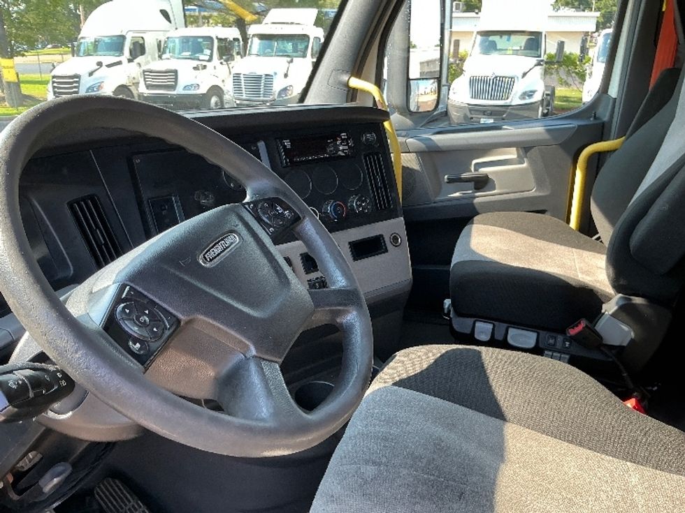 Sleeper Tractor-Heavy Duty Tractors-Freightliner-2020-T12664ST-Olive Branch-MS-629,149\n\t\tmiles-$ 55,000 - Image 10