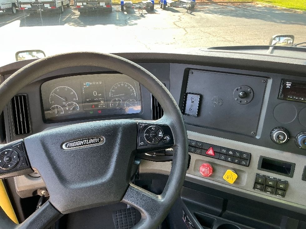 Sleeper Tractor-Heavy Duty Tractors-Freightliner-2020-T12664ST-Olive Branch-MS-629,149\n\t\tmiles-$ 55,000 - Image 11