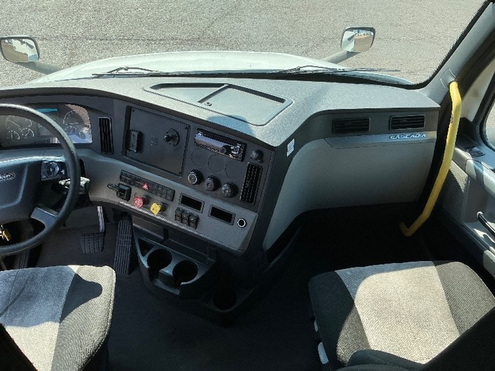 Sleeper Tractor-Heavy Duty Tractors-Freightliner-2020-T12664ST-Olive Branch-MS-629,149\n\t\tmiles-$ 55,000 - Image 12