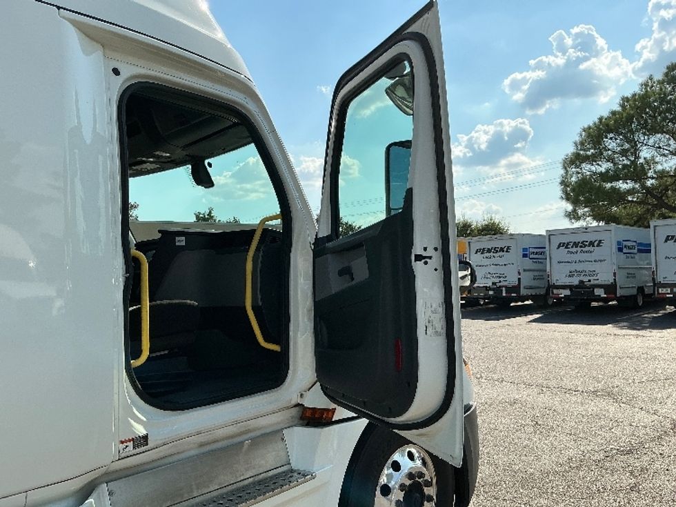 Sleeper Tractor-Heavy Duty Tractors-Freightliner-2020-T12664ST-Olive Branch-MS-629,149\n\t\tmiles-$ 55,000 - Image 13