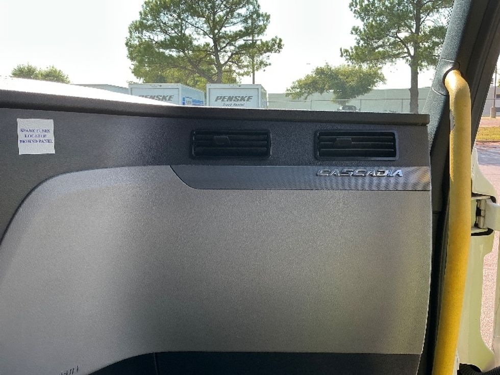 Sleeper Tractor-Heavy Duty Tractors-Freightliner-2020-T12664ST-Olive Branch-MS-629,149\n\t\tmiles-$ 55,000 - Image 14