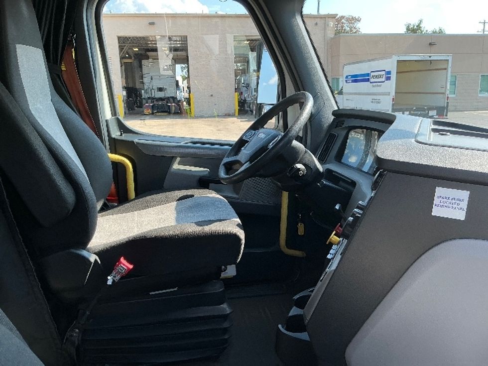 Sleeper Tractor-Heavy Duty Tractors-Freightliner-2020-T12664ST-Olive Branch-MS-629,149\n\t\tmiles-$ 55,000 - Image 15