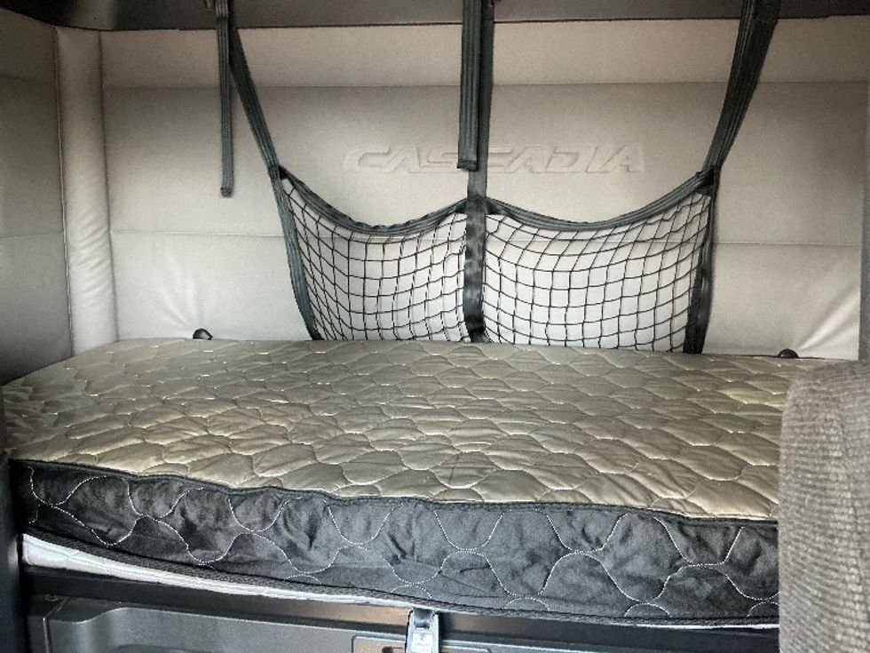 Sleeper Tractor-Heavy Duty Tractors-Freightliner-2020-T12664ST-Olive Branch-MS-629,149\n\t\tmiles-$ 55,000 - Image 16