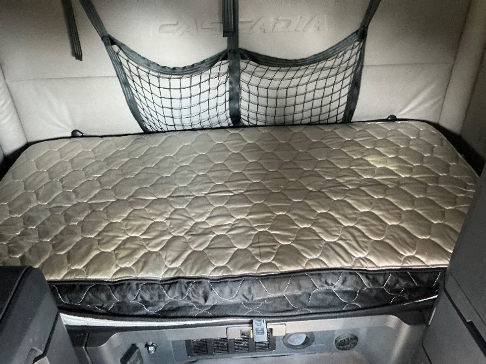 Sleeper Tractor-Heavy Duty Tractors-Freightliner-2020-T12664ST-Olive Branch-MS-629,149\n\t\tmiles-$ 55,000 - Image 17