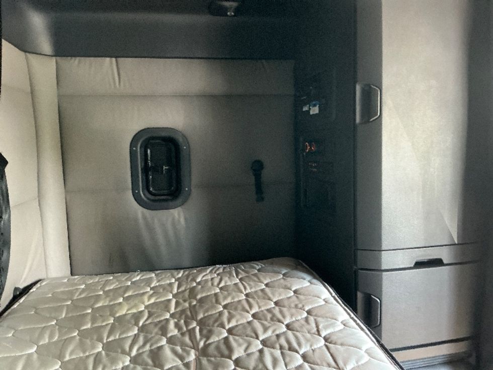 Sleeper Tractor-Heavy Duty Tractors-Freightliner-2020-T12664ST-Olive Branch-MS-629,149\n\t\tmiles-$ 55,000 - Image 18