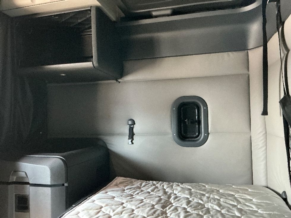 Sleeper Tractor-Heavy Duty Tractors-Freightliner-2020-T12664ST-Olive Branch-MS-629,149\n\t\tmiles-$ 55,000 - Image 19