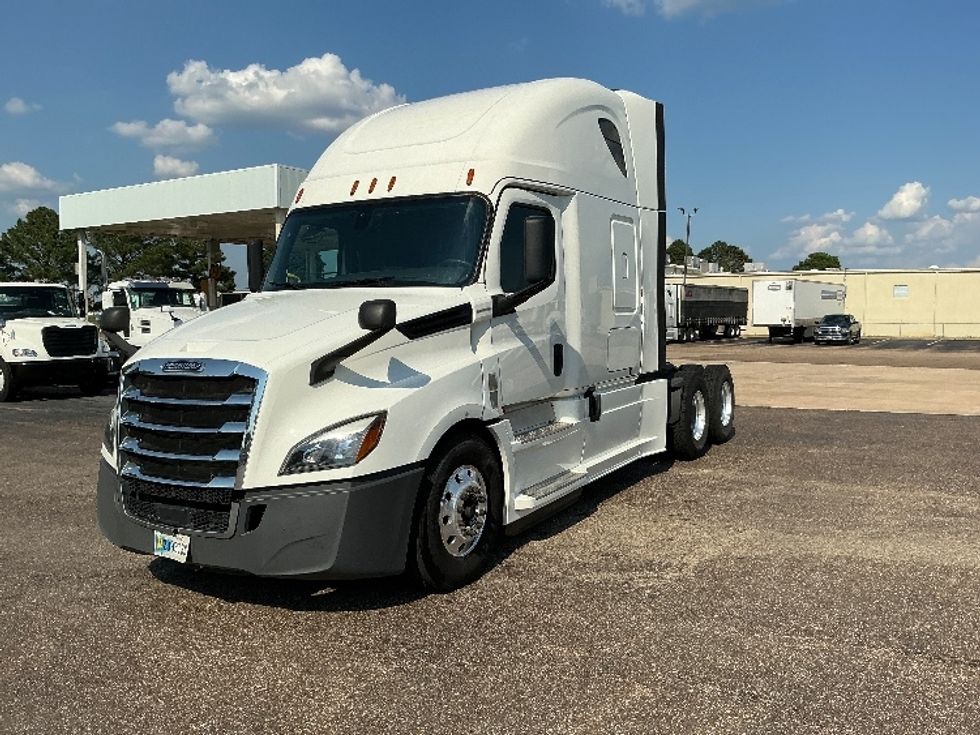 Sleeper Tractor-Heavy Duty Tractors-Freightliner-2020-T12664ST-Olive Branch-MS-629,149\n\t\tmiles-$ 55,000 - Image 3