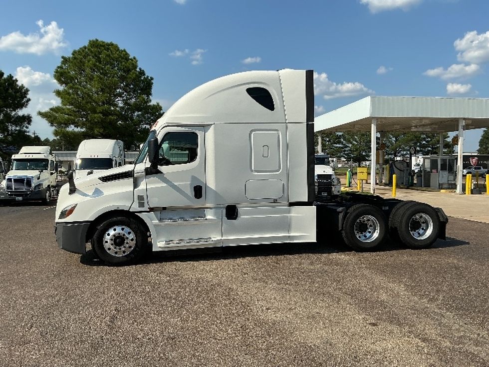 Sleeper Tractor-Heavy Duty Tractors-Freightliner-2020-T12664ST-Olive Branch-MS-629,149\n\t\tmiles-$ 55,000 - Image 4