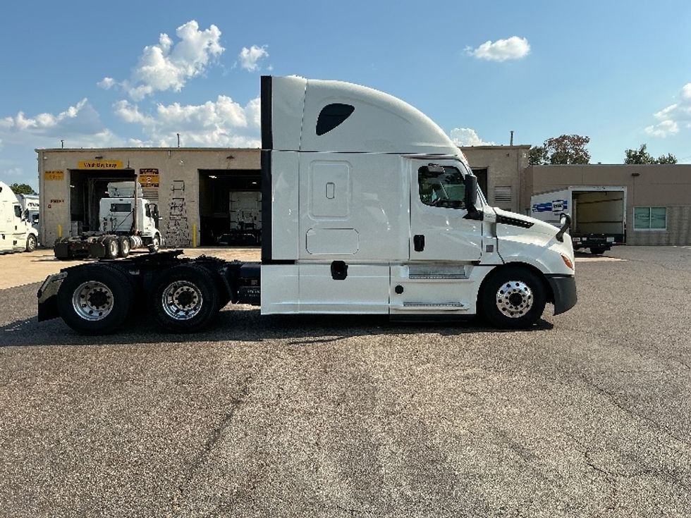 Sleeper Tractor-Heavy Duty Tractors-Freightliner-2020-T12664ST-Olive Branch-MS-629,149\n\t\tmiles-$ 55,000 - Image 8