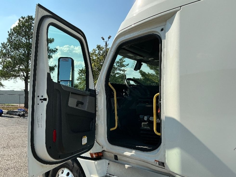 Sleeper Tractor-Heavy Duty Tractors-Freightliner-2020-T12664ST-Olive Branch-MS-629,149\n\t\tmiles-$ 55,000 - Image 9