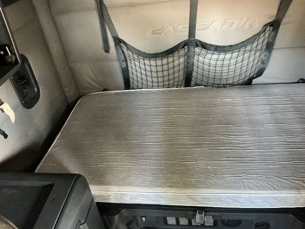 Sleeper Tractor-Heavy Duty Tractors-Freightliner-2020-T12664ST-Olive Branch-MS-703,529\n\t\tmiles-$ 49,250 - Image 16