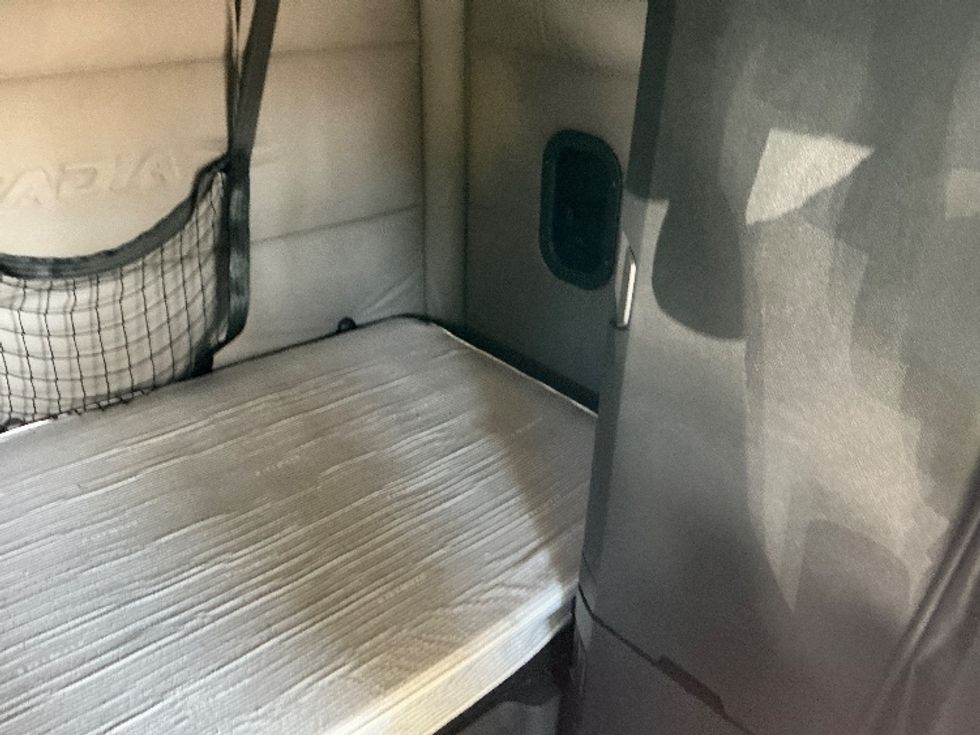 Sleeper Tractor-Heavy Duty Tractors-Freightliner-2020-T12664ST-Olive Branch-MS-703,529\n\t\tmiles-$ 49,250 - Image 17