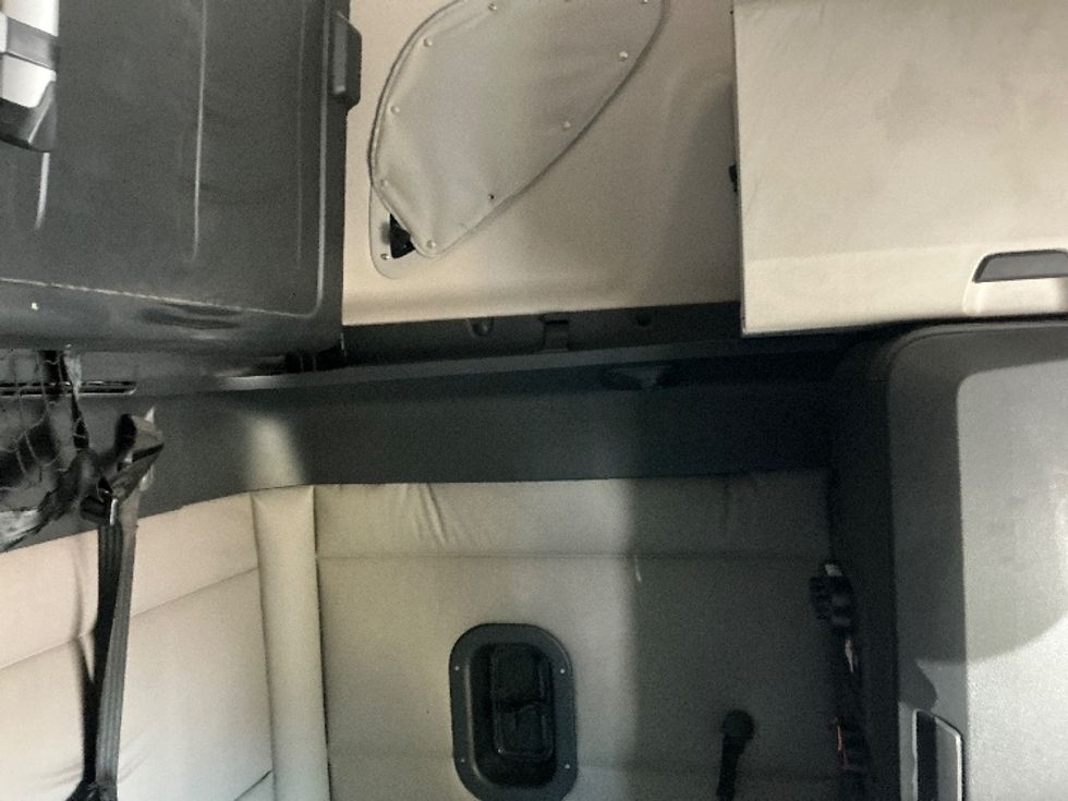 Sleeper Tractor-Heavy Duty Tractors-Freightliner-2020-T12664ST-Olive Branch-MS-703,529\n\t\tmiles-$ 49,250 - Image 18