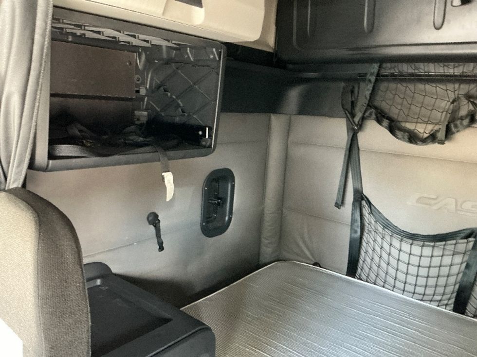 Sleeper Tractor-Heavy Duty Tractors-Freightliner-2020-T12664ST-Olive Branch-MS-703,529\n\t\tmiles-$ 49,250 - Image 19