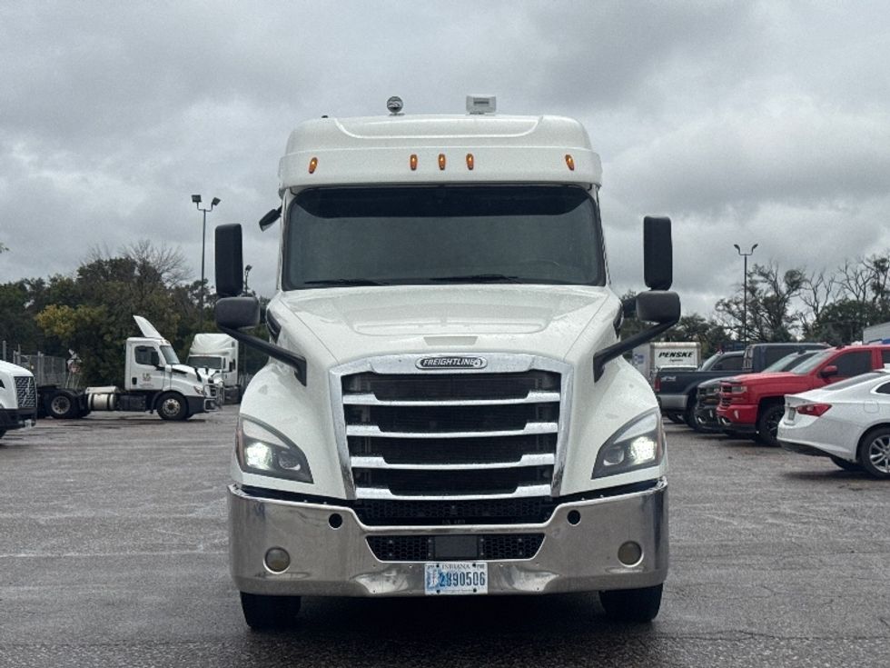 2020 Freightliner Cascadia 126" Sleeper Cab photo 2