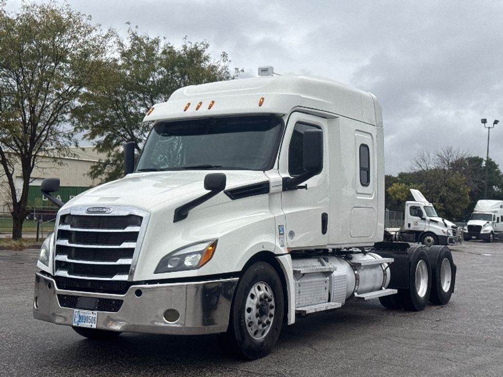 2020 Freightliner Cascadia 126" Sleeper Cab photo 3