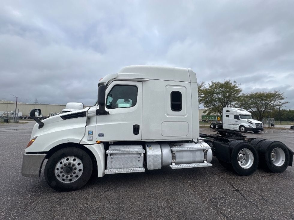 2020 Freightliner Cascadia 126" Sleeper Cab photo 4
