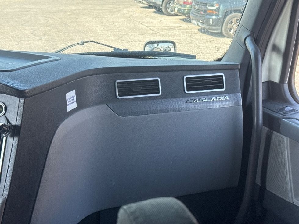 Sleeper Tractor-Heavy Duty Tractors-Freightliner-2020-T12664ST-Omaha-NE-457,368\n\t\tmiles-$ 66,750 - Image 14