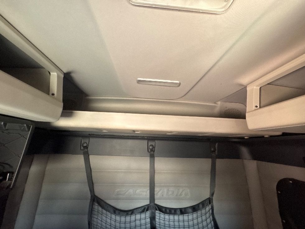 Sleeper Tractor-Heavy Duty Tractors-Freightliner-2020-T12664ST-Omaha-NE-457,368\n\t\tmiles-$ 66,750 - Image 17