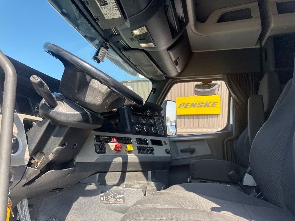 Sleeper Tractor-Heavy Duty Tractors-Freightliner-2020-T12664ST-Omaha-NE-457,368\n\t\tmiles-$ 66,750 - Image 9