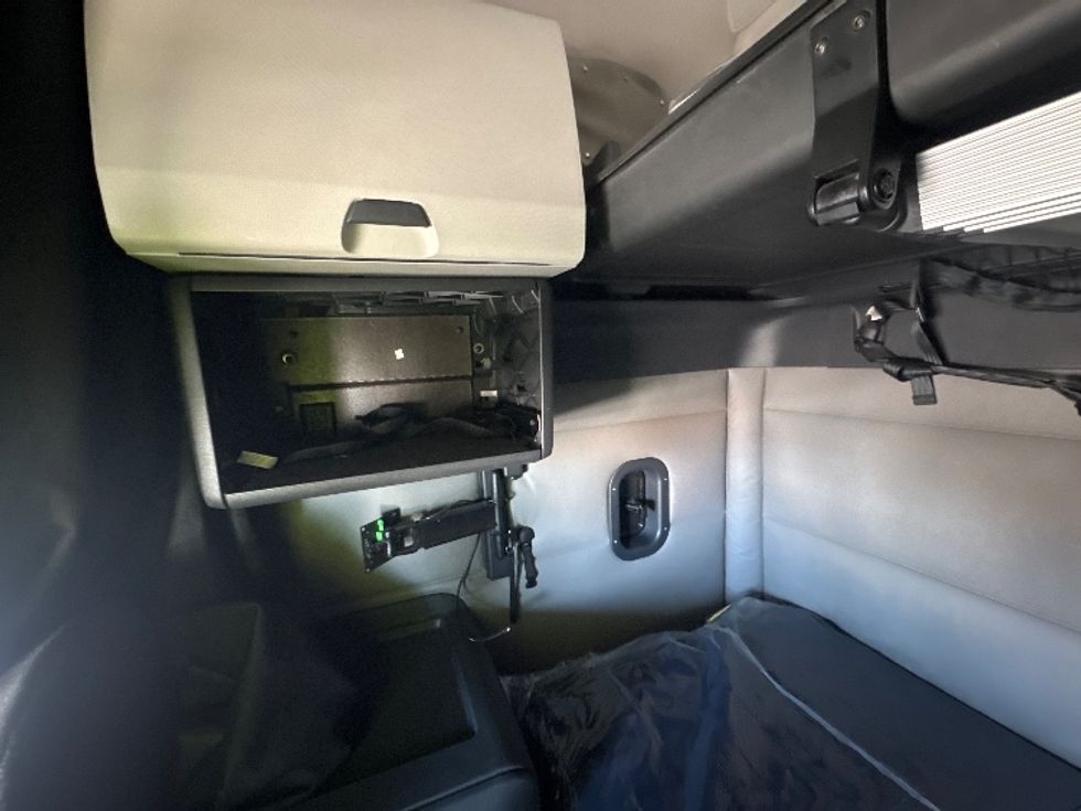 Sleeper Tractor-Heavy Duty Tractors-Freightliner-2020-T12664ST-Omaha-NE-479,470\n\t\tmiles-$ 60,000 - Image 19