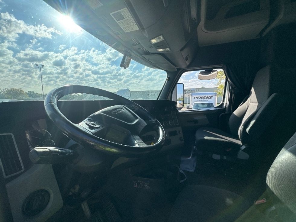 Sleeper Tractor-Heavy Duty Tractors-Freightliner-2020-T12664ST-Omaha-NE-490,911\n\t\tmiles-$ 65,500 - Image 10