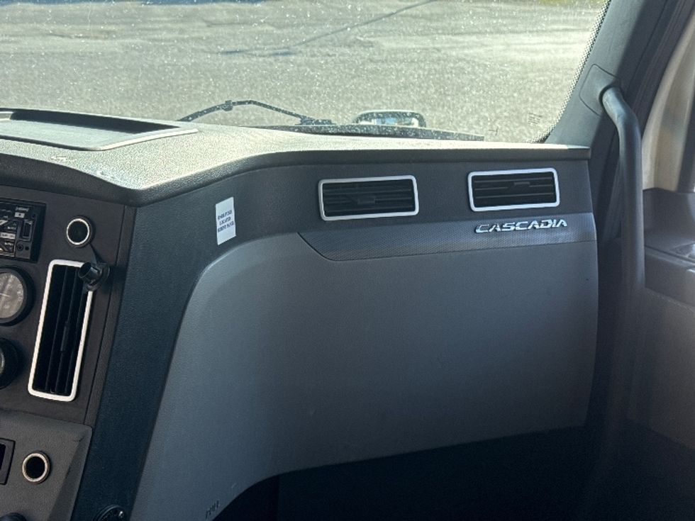 Sleeper Tractor-Heavy Duty Tractors-Freightliner-2020-T12664ST-Omaha-NE-490,911\n\t\tmiles-$ 65,500 - Image 13