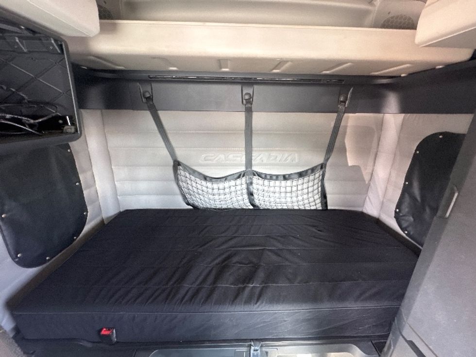 Sleeper Tractor-Heavy Duty Tractors-Freightliner-2020-T12664ST-Omaha-NE-490,911\n\t\tmiles-$ 65,500 - Image 15