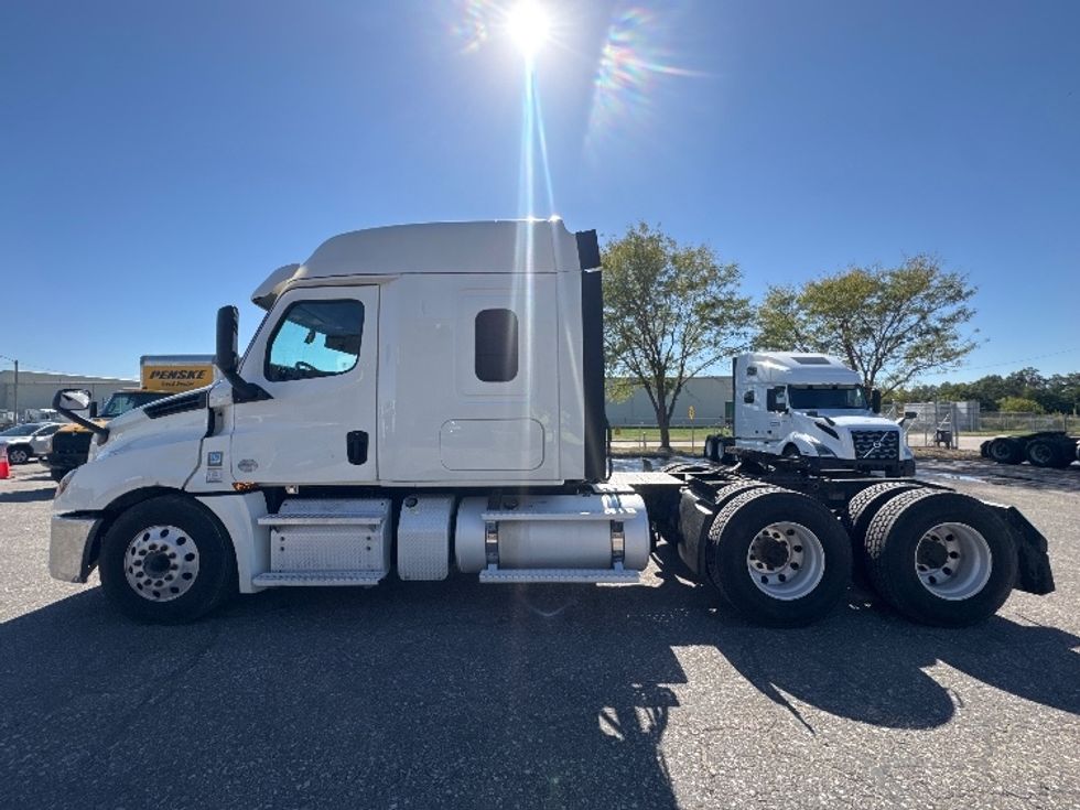 Sleeper Tractor-Heavy Duty Tractors-Freightliner-2020-T12664ST-Omaha-NE-490,911\n\t\tmiles-$ 65,500 - Image 4