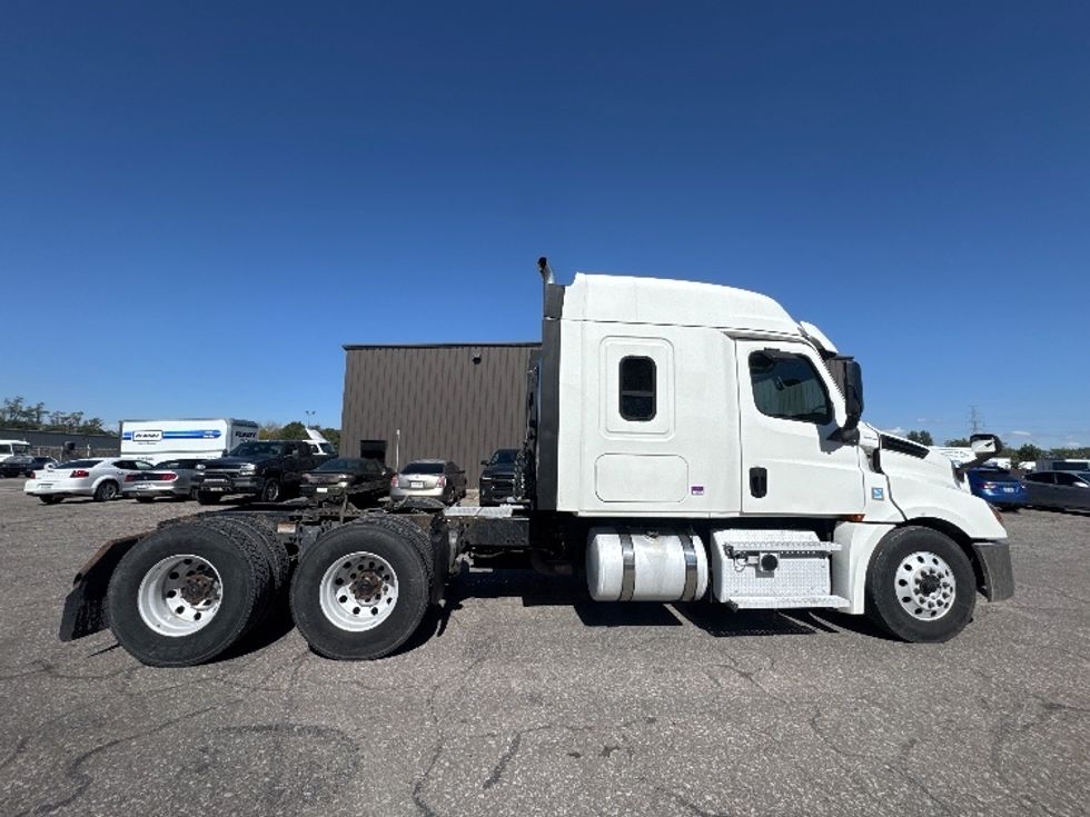 Sleeper Tractor-Heavy Duty Tractors-Freightliner-2020-T12664ST-Omaha-NE-490,911\n\t\tmiles-$ 65,500 - Image 8