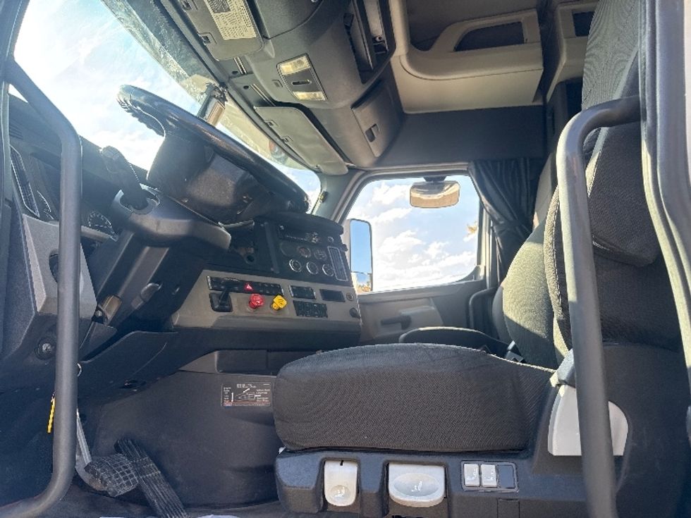 Sleeper Tractor-Heavy Duty Tractors-Freightliner-2020-T12664ST-Omaha-NE-490,911\n\t\tmiles-$ 65,500 - Image 9