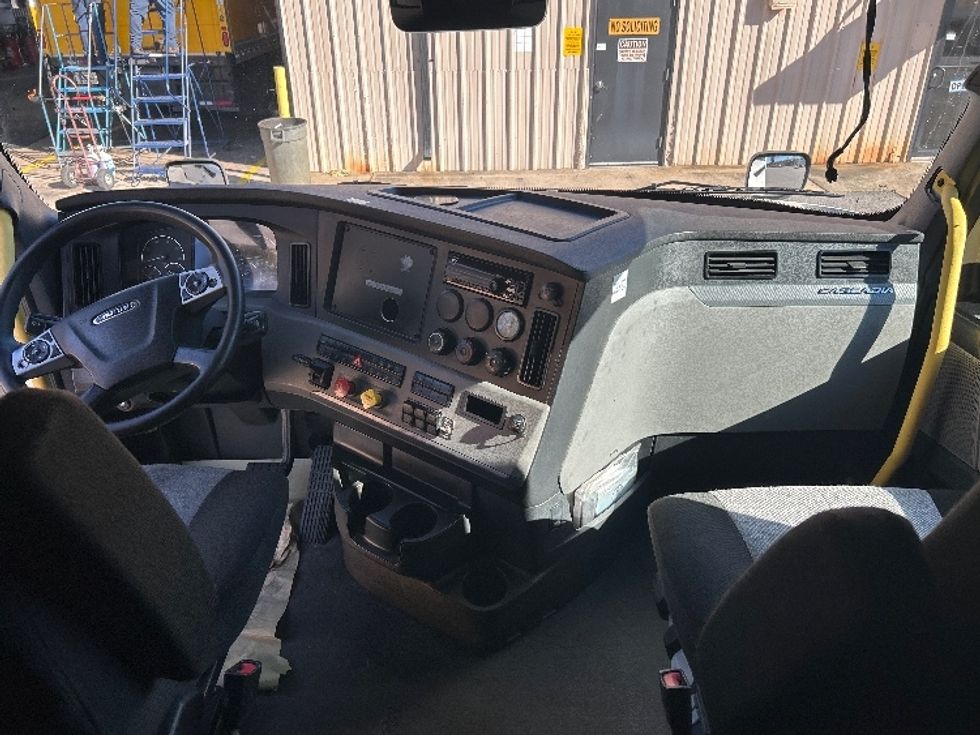 Sleeper Tractor-Heavy Duty Tractors-Freightliner-2020-T12664ST-Omaha-NE-535,795\n\t\tmiles-$ 56,250 - Image 12