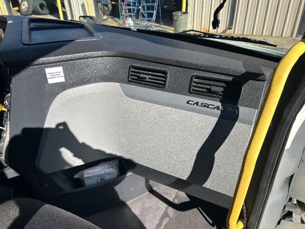 Sleeper Tractor-Heavy Duty Tractors-Freightliner-2020-T12664ST-Omaha-NE-535,795\n\t\tmiles-$ 56,250 - Image 14