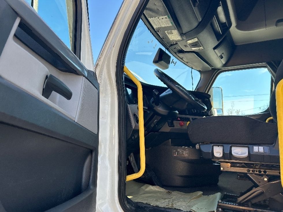 Sleeper Tractor-Heavy Duty Tractors-Freightliner-2020-T12664ST-Omaha-NE-535,795\n\t\tmiles-$ 56,250 - Image 9