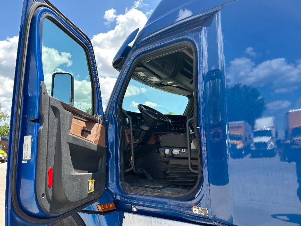 Sleeper Tractor-Heavy Duty Tractors-Freightliner-2020-T12664ST-Omaha-NE-563,606\n\t\tmiles-$ 57,250 - Image 9
