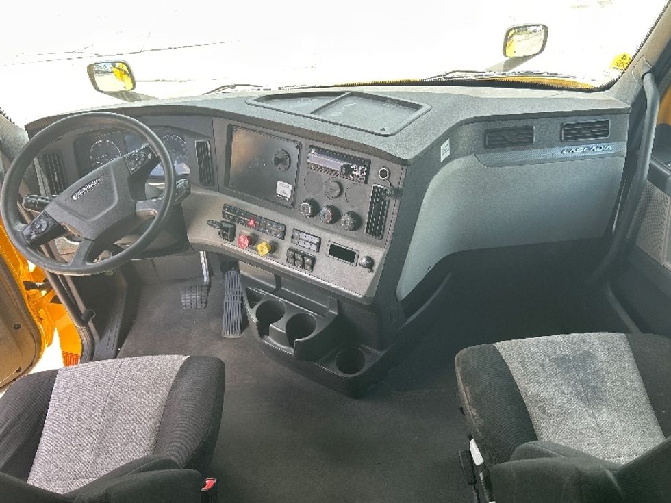 Sleeper Tractor-Heavy Duty Tractors-Freightliner-2020-T12664ST-Orlando-FL-505,156\n\t\tmiles-$ 57,500 - Image 12