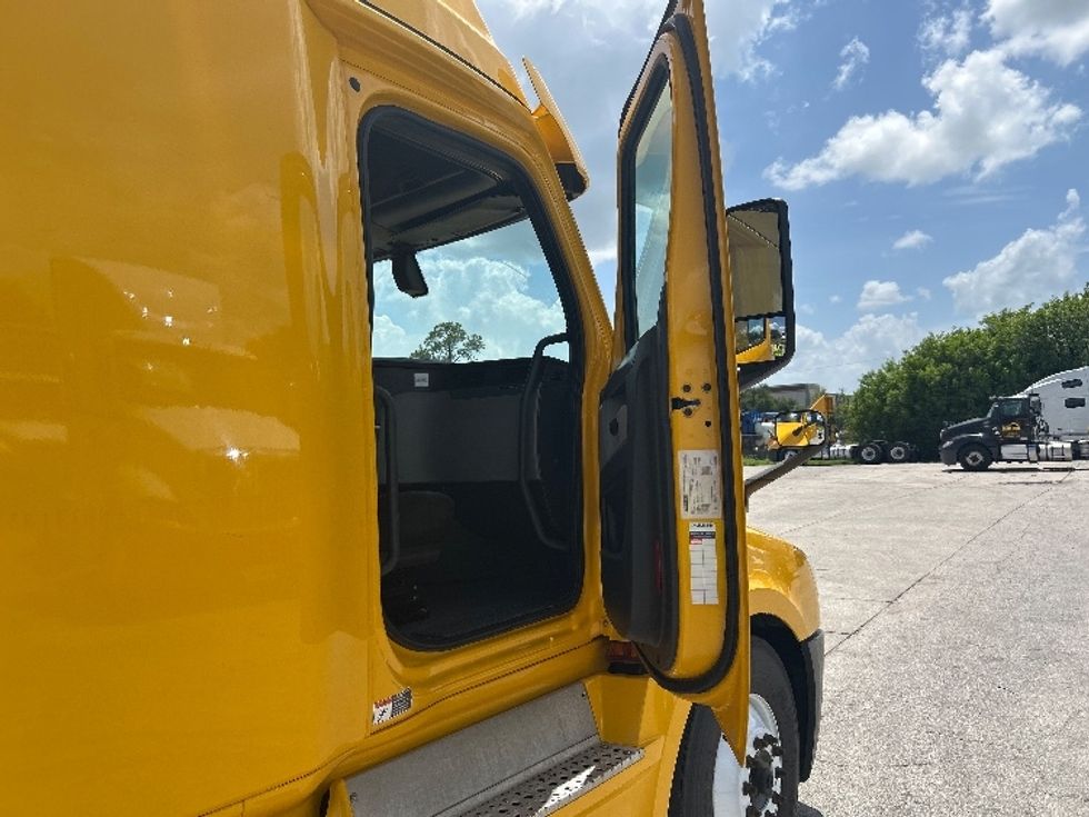 Sleeper Tractor-Heavy Duty Tractors-Freightliner-2020-T12664ST-Orlando-FL-505,156\n\t\tmiles-$ 57,500 - Image 13