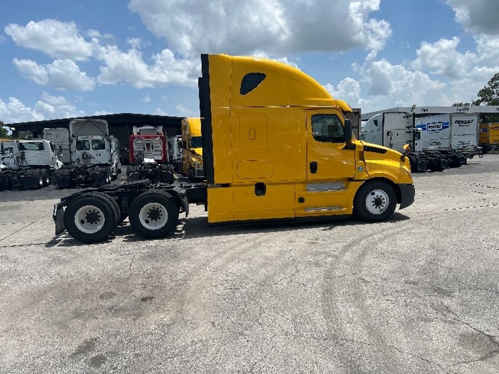 Sleeper Tractor-Heavy Duty Tractors-Freightliner-2020-T12664ST-Orlando-FL-505,156\n\t\tmiles-$ 57,500 - Image 8