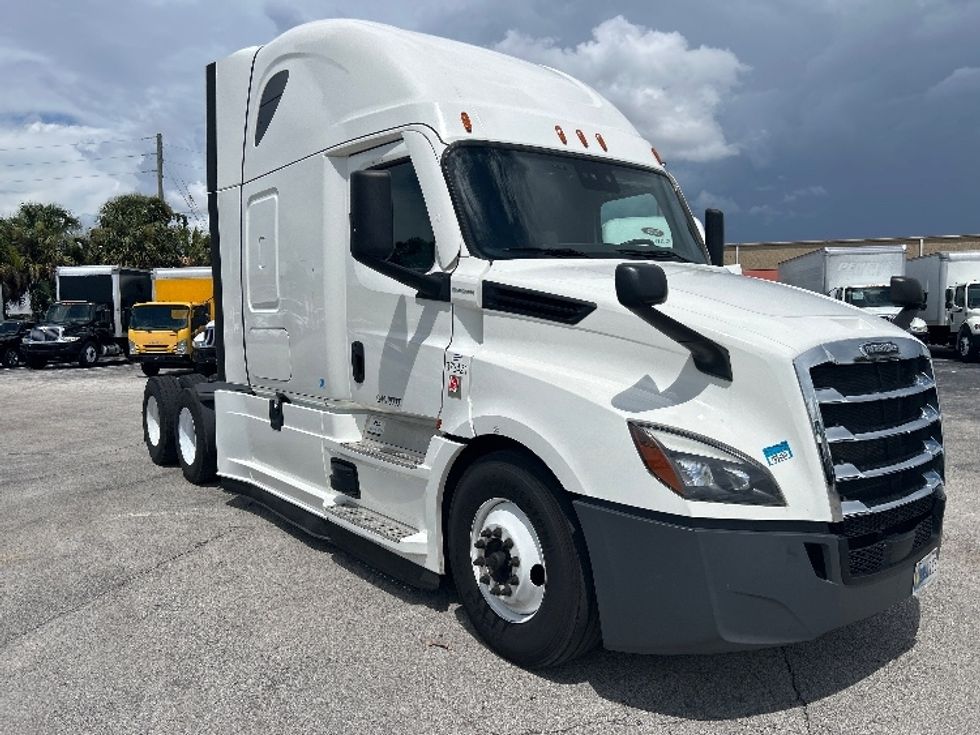 Sleeper Tractor-Heavy Duty Tractors-Freightliner-2020-T12664ST-Orlando-FL-550,325\n\t\tmiles-$ 58,000 - Image 1