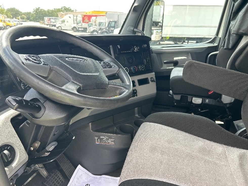 Sleeper Tractor-Heavy Duty Tractors-Freightliner-2020-T12664ST-Orlando-FL-550,325\n\t\tmiles-$ 58,000 - Image 10