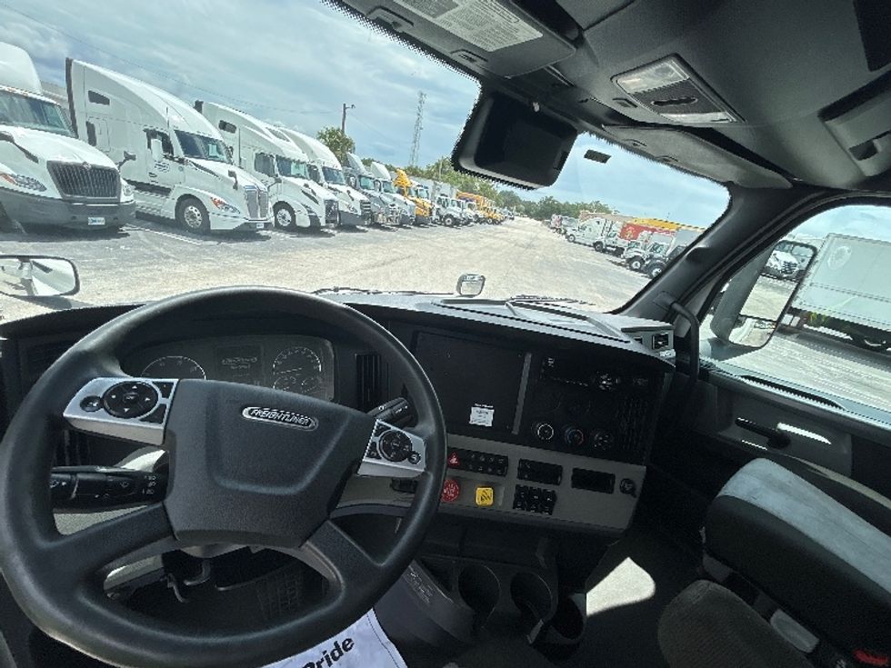 Sleeper Tractor-Heavy Duty Tractors-Freightliner-2020-T12664ST-Orlando-FL-550,325\n\t\tmiles-$ 58,000 - Image 11