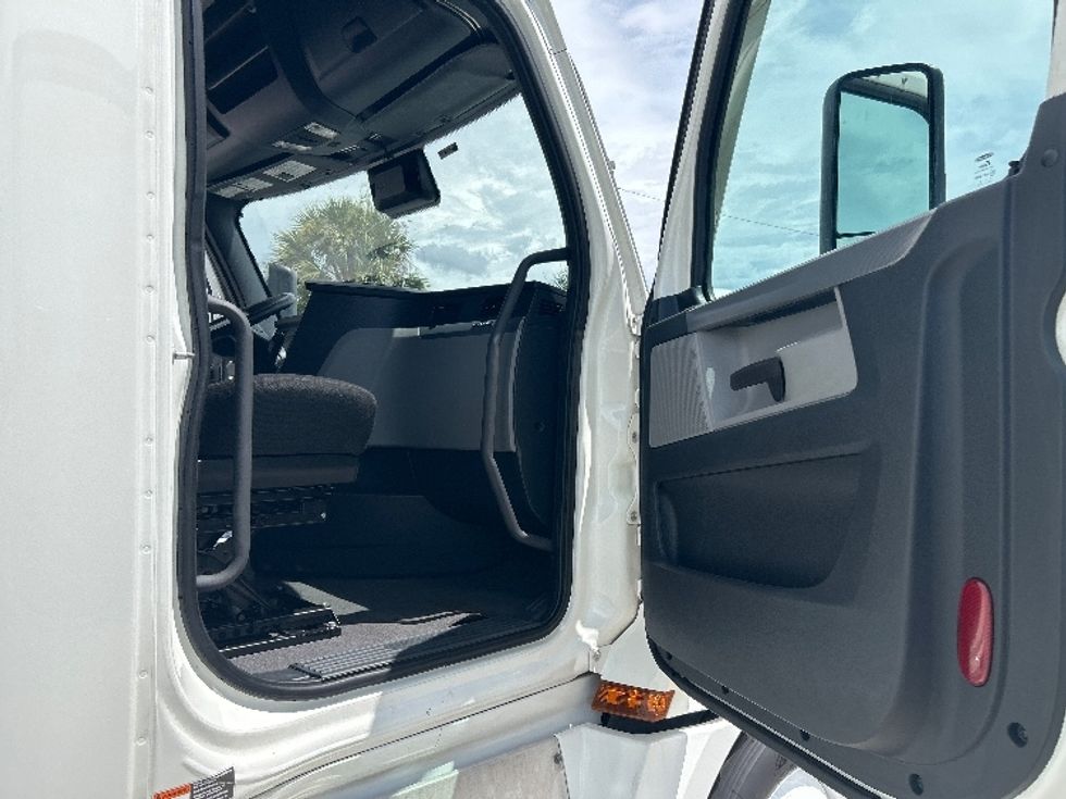 Sleeper Tractor-Heavy Duty Tractors-Freightliner-2020-T12664ST-Orlando-FL-550,325\n\t\tmiles-$ 58,000 - Image 13