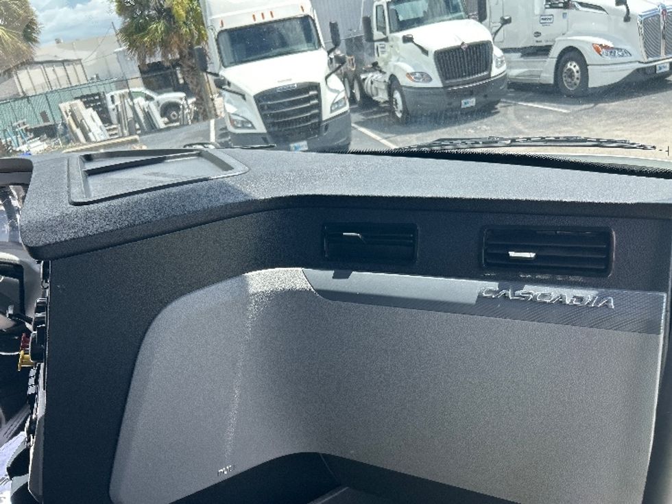 Sleeper Tractor-Heavy Duty Tractors-Freightliner-2020-T12664ST-Orlando-FL-550,325\n\t\tmiles-$ 58,000 - Image 14
