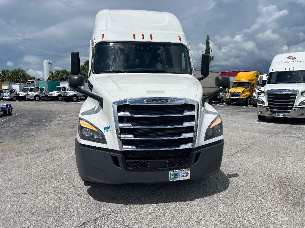 Sleeper Tractor-Heavy Duty Tractors-Freightliner-2020-T12664ST-Orlando-FL-550,325\n\t\tmiles-$ 58,000 - Image 2