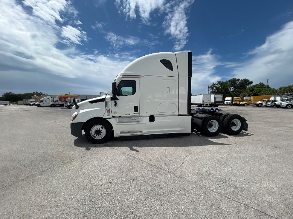 Sleeper Tractor-Heavy Duty Tractors-Freightliner-2020-T12664ST-Orlando-FL-550,325\n\t\tmiles-$ 58,000 - Image 4